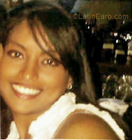 Date this nice looking Dominican Republic girl Evelin from Santo Domingo DO8225