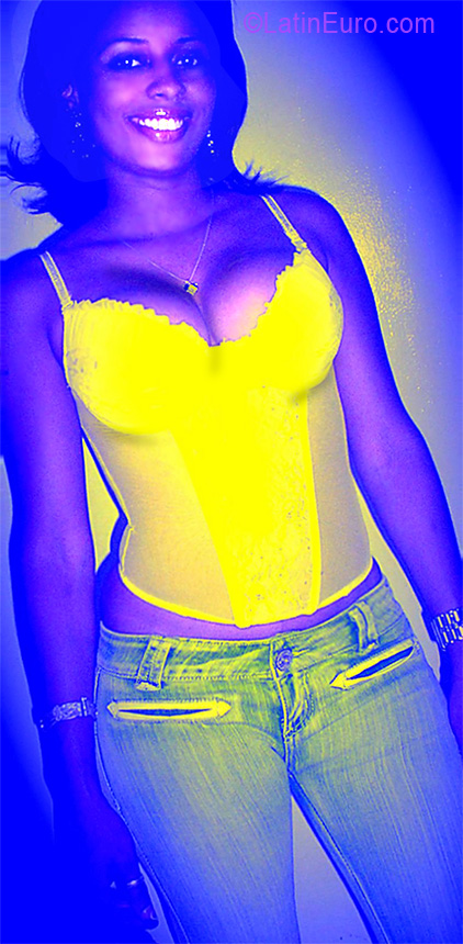 Date this sensual Dominican Republic girl Indiana from Santo Domingo DO8269