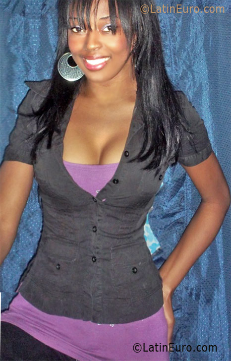 Date this gorgeous Dominican Republic girl Elizabeth from Santo Domingo DO8355
