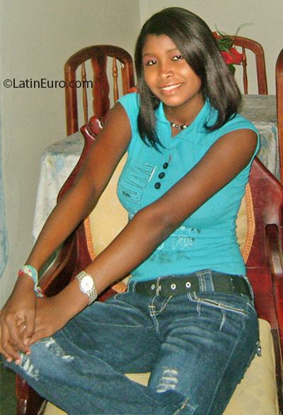 Date this voluptuous Dominican Republic girl Anyelina from Santo Domingo DO8496