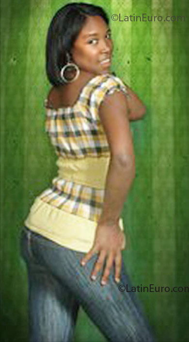 Date this good-looking Dominican Republic girl Yohanna from Santo Domingo DO8558