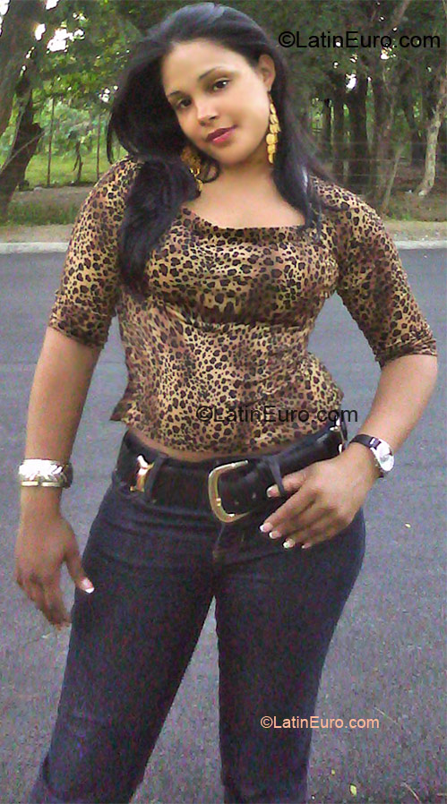 Date this stunning Dominican Republic girl Yuris from Santiago DO8671