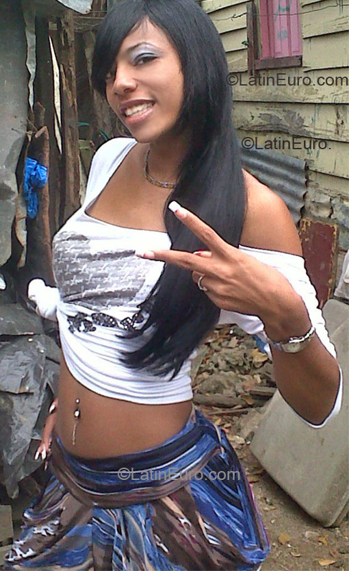 Date this hot Dominican Republic girl Deyanira from Santo Domingo DO8744