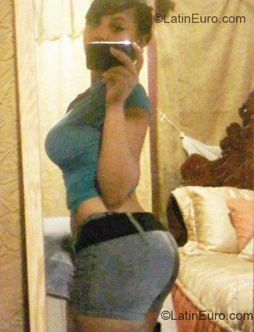 Date this pretty Dominican Republic girl Naroly from Santiago DO9018