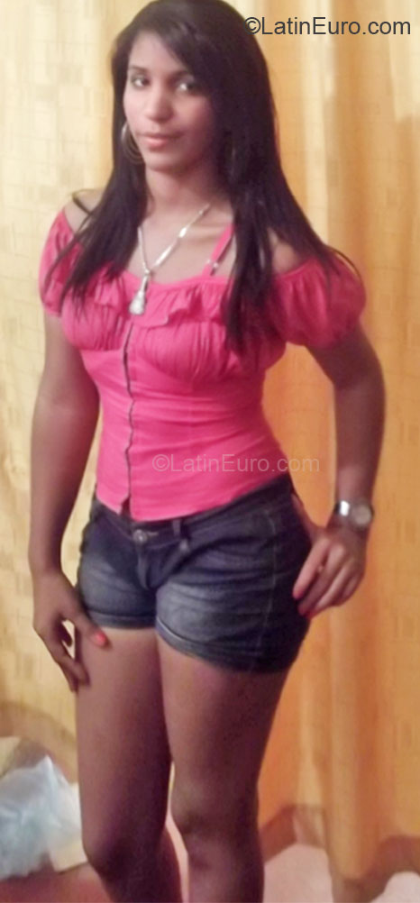 Date this good-looking Dominican Republic girl Carolina from Santo Domingo DO8801