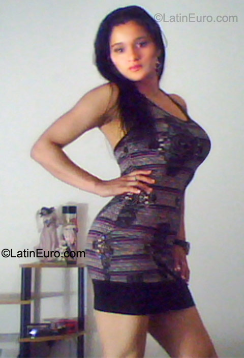 Date this good-looking Colombia girl Xiomara from Medellin CO8042