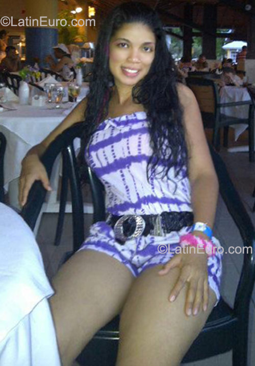 Date this voluptuous Dominican Republic girl Ninsy from Bonao DO9579
