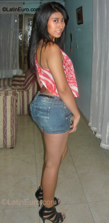 Date this exotic Colombia girl Yurani from Cali CO8283