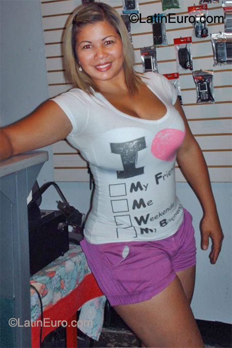 Date this attractive Colombia girl Yenis from Tulua CO8349