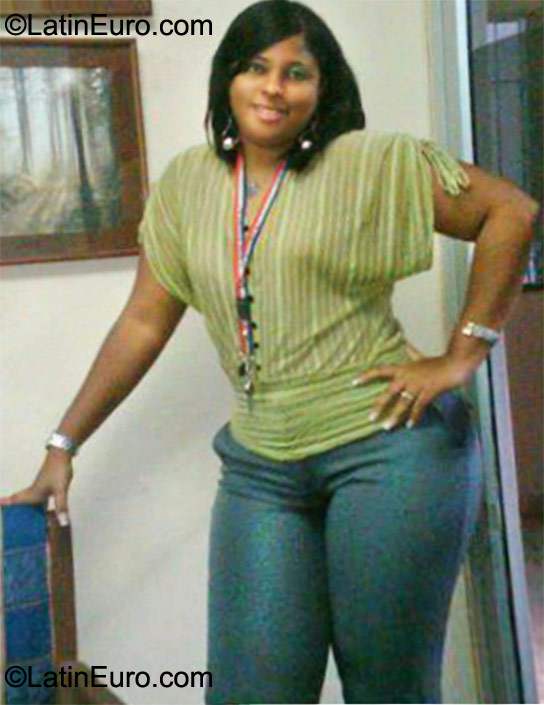 Date this athletic Dominican Republic girl Navieli from Santo Domingo DO9693