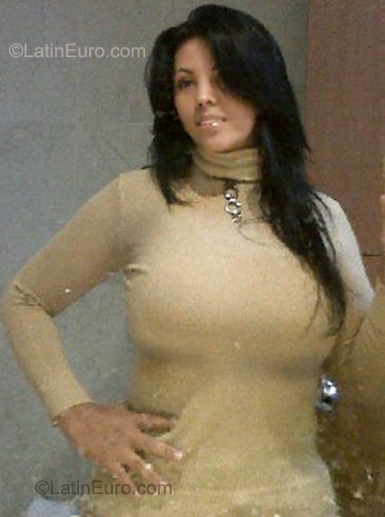 Date this gorgeous Colombia girl Geraldine from Cali CO8400