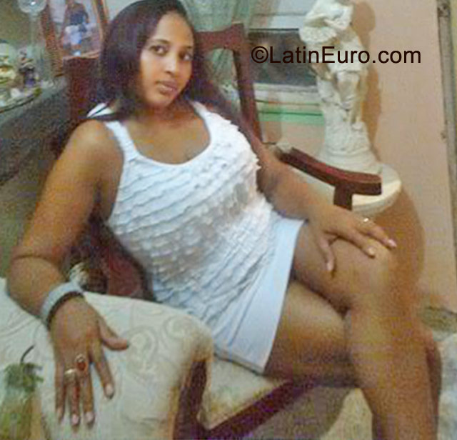 Date this happy Dominican Republic girl Dominga from Santo Domingo DO9900