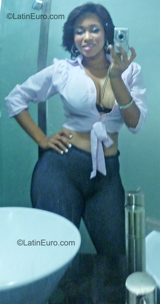 Date this foxy Dominican Republic girl Yuclenis from Santo Domingo DO9933