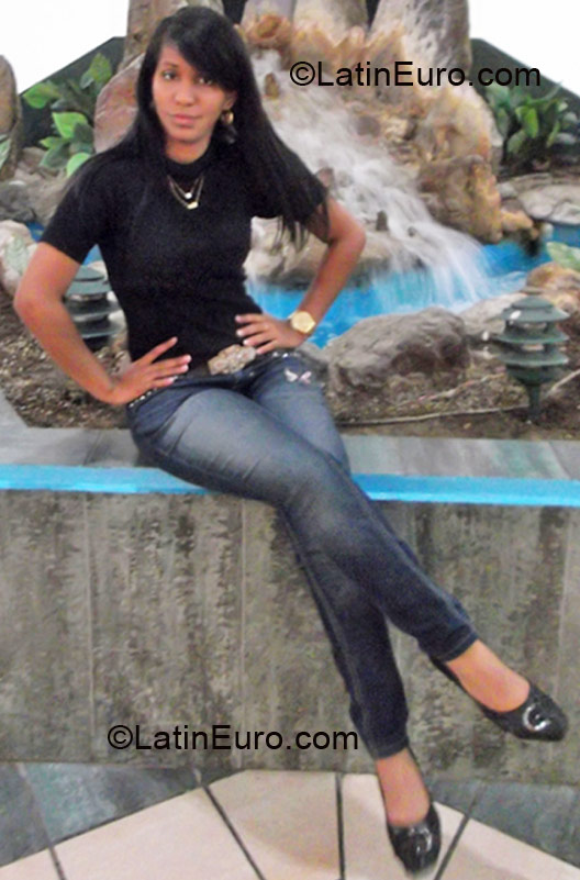Date this sensual Dominican Republic girl Caro from Santo Domingo DO10012