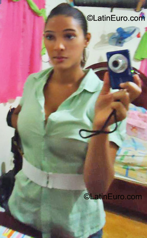 Date this hard body Dominican Republic girl Estefani from Santo Domingo DO10216
