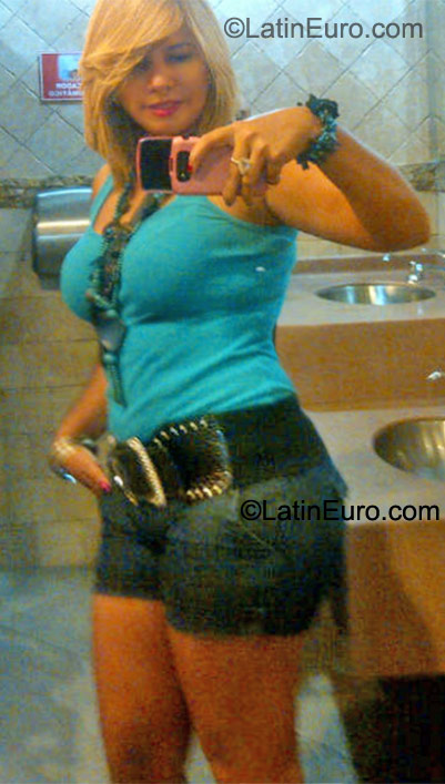 Date this pretty Honduras girl Yesenia from San Pedro Sula HN548