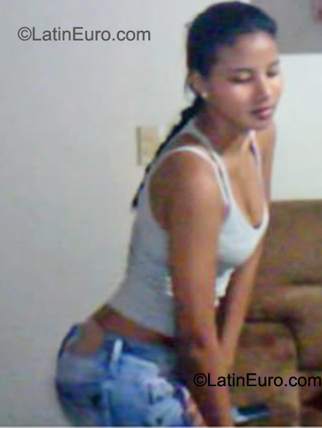 Date this nice looking Colombia girl Yesica from Cali CO9198