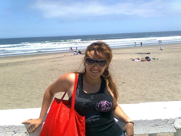 Date this happy Colombia girl Caro from Bogota CO9238
