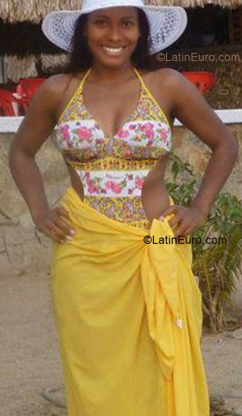 Date this attractive Colombia girl Nicel from Bogota CO9248