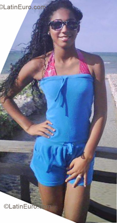 Date this sultry Dominican Republic girl Diana from Santiago DO10418