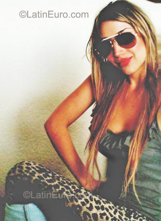 Date this tall Colombia girl Lninomor1996 from Bogota CO9410