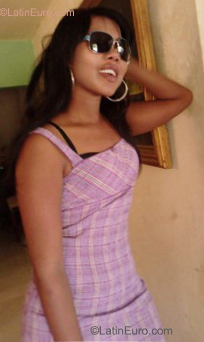 Date this nice looking Dominican Republic girl Edith from Santo Domingo DO10460