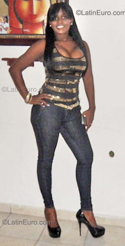 Date this nice looking Dominican Republic girl Ingri from Santo Domingo DO10480