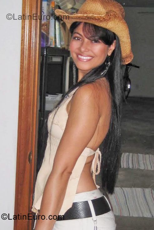 Date this delightful Brazil girl Viviany from Medina BR6396