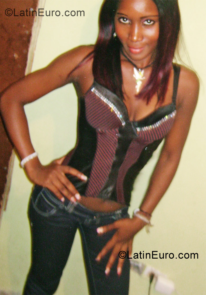 Date this pretty Dominican Republic girl Silvia from Santo Domingo DO10562