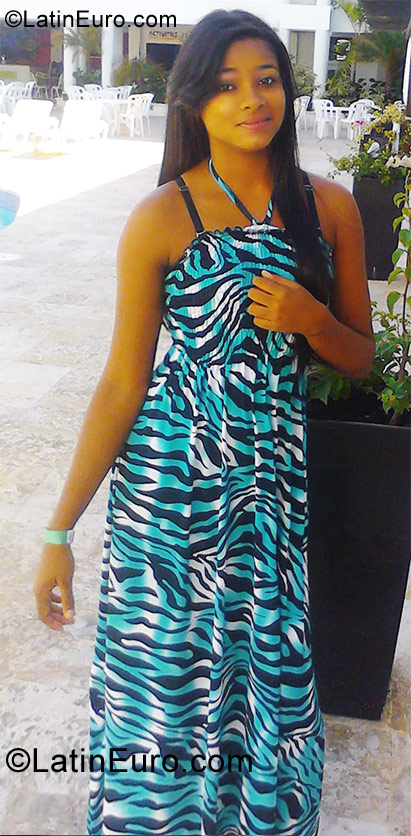 Date this gorgeous Dominican Republic girl Ana from Santiago DO10617