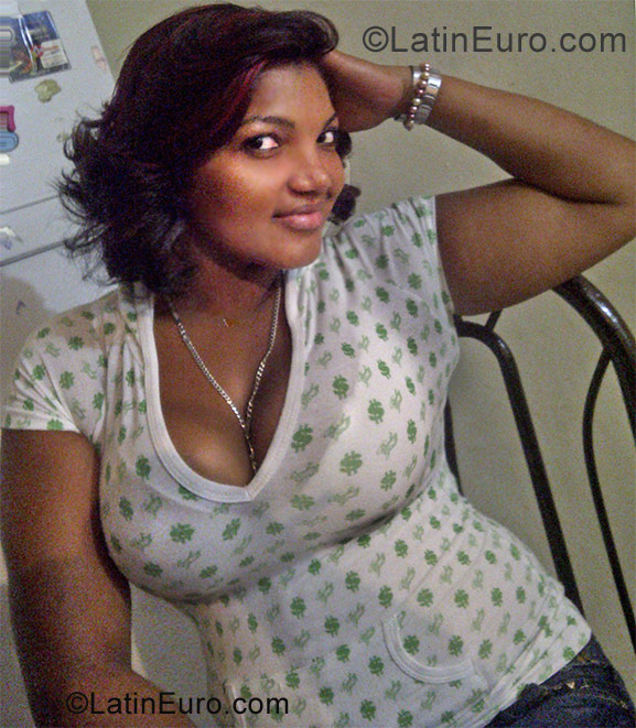 Date this nice looking Dominican Republic girl Claribel from Santiago DO10641
