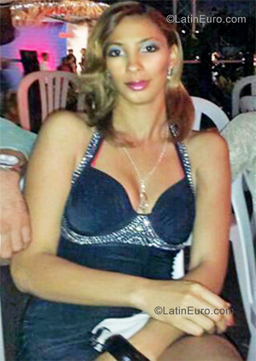 Date this nice looking Dominican Republic girl Katherine from Santo Domingo DO10654