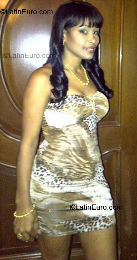 Date this happy Dominican Republic girl Fiordali from Nagua DO14015