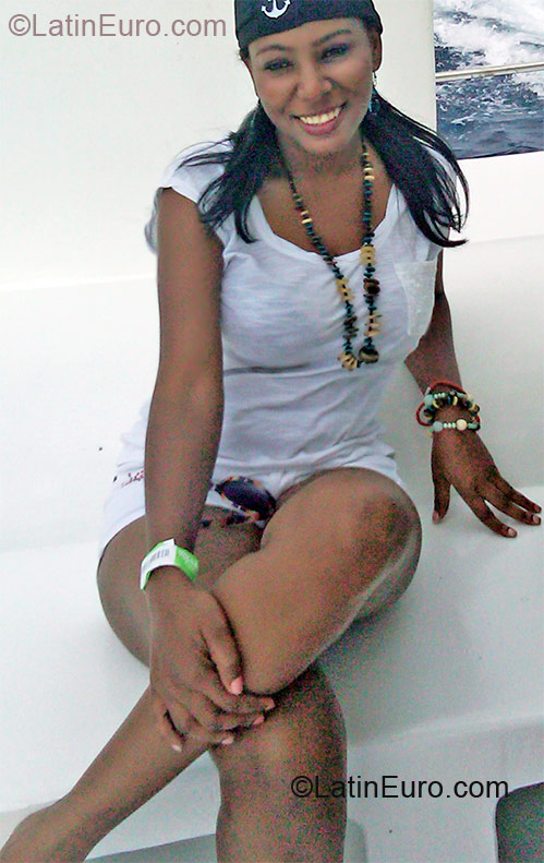 Date this pretty Dominican Republic girl Ilsa from Santo Domingo DO10674