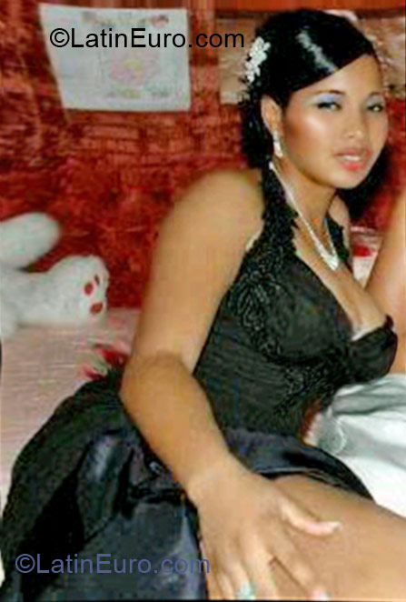 Date this nice looking Dominican Republic girl Yaneli from Santo Domingo DO10680