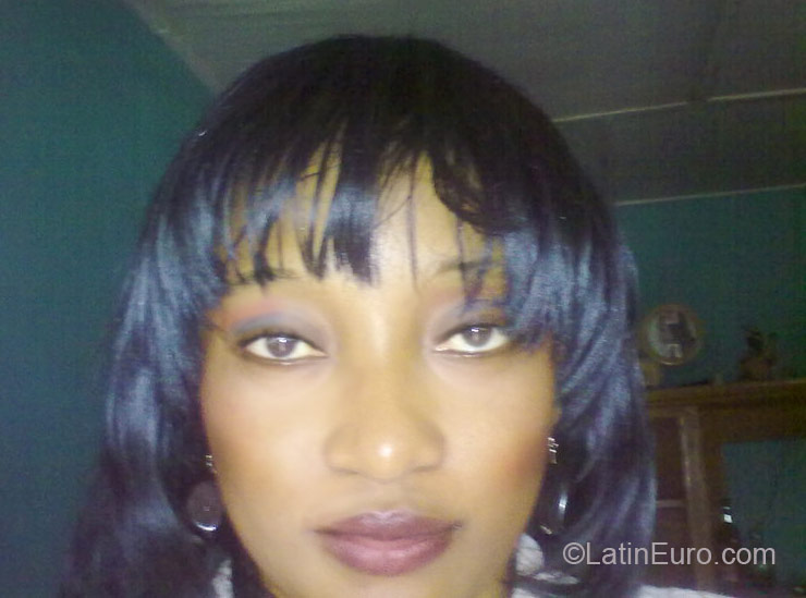 Date this sultry Cameroon girl Sanerges from Yaounde CM128