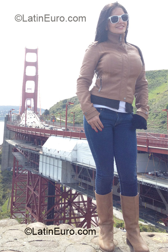 Date this good-looking Colombia girl Bibiana from Bogota CO10134