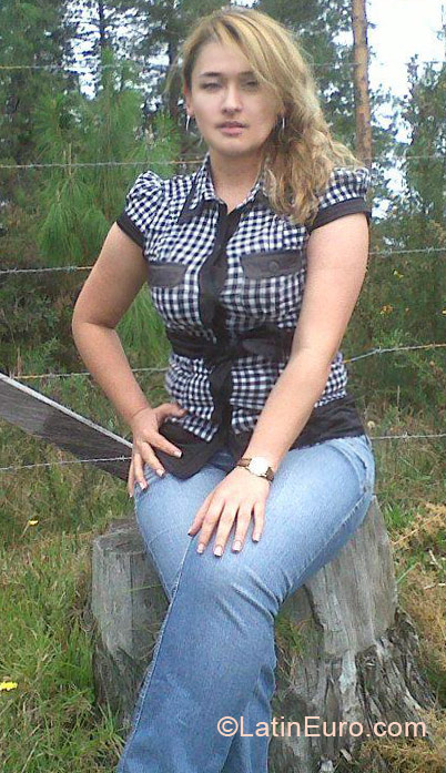 Date this nice looking Colombia girl Melisa from Medellin CO10230