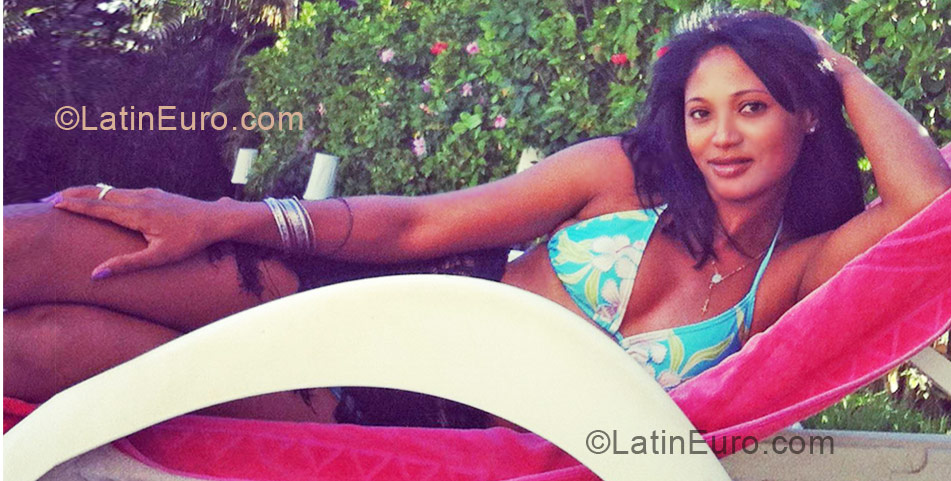 Date this fun Dominican Republic girl Vicky from Santo Domingo DO11088