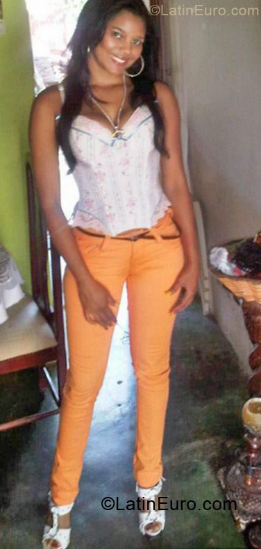 Date this nice looking Dominican Republic girl Anyi25 from La Vega DO11111