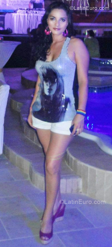 Date this sensual Honduras girl Luz from Roatan HN680