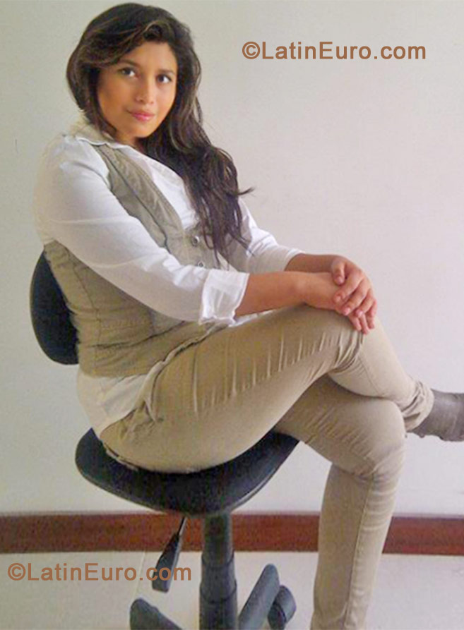 Date this sensual Colombia girl Angie from Cali CO10462