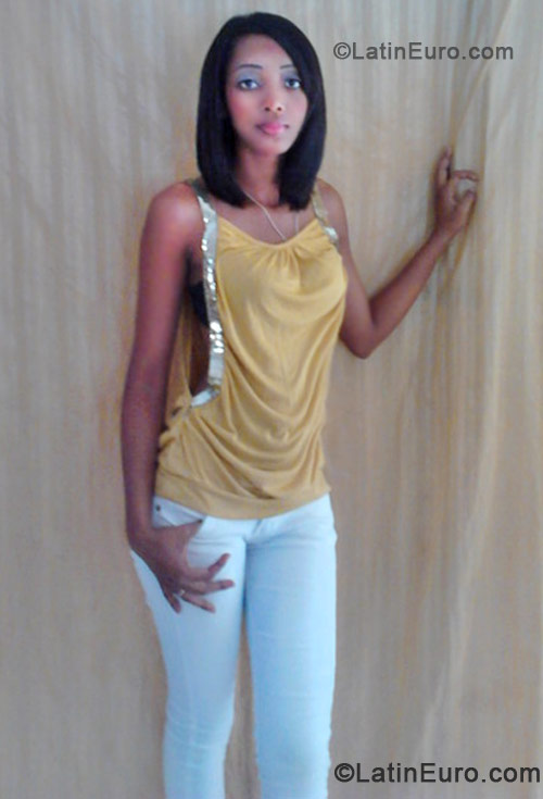 Date this nice looking Dominican Republic girl Jazmin from Santo Domingo DO11349