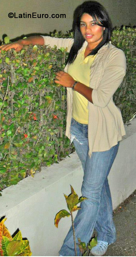 Date this athletic Dominican Republic girl Stephanie from La Vega DO11466