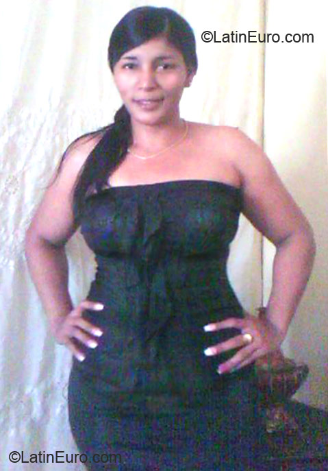 Date this beautiful Dominican Republic girl Claudia from Santo Domingo DO11401