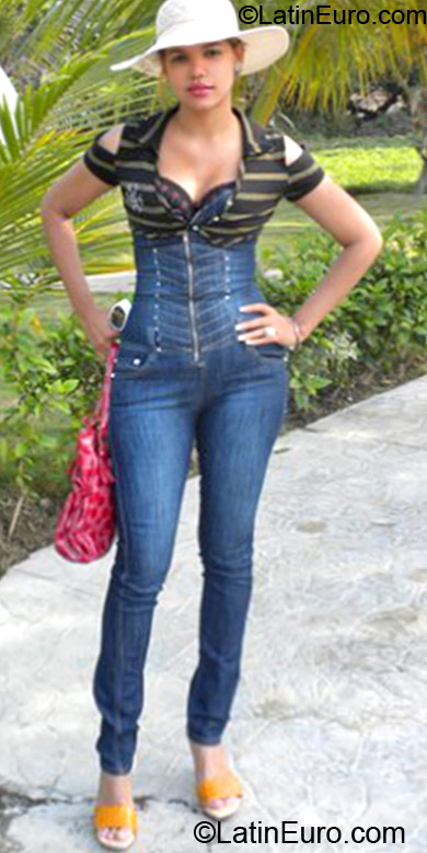 Date this lovely Dominican Republic girl Nikauri from Santiago DO11455
