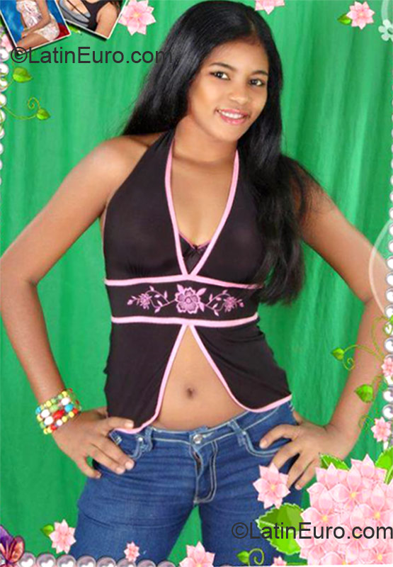 Date this stunning Dominican Republic girl Tahiris from Santiago DO19820