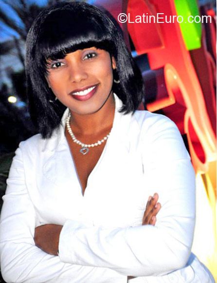 Date this pretty Dominican Republic girl Leticia from Santo Domingo DO11540