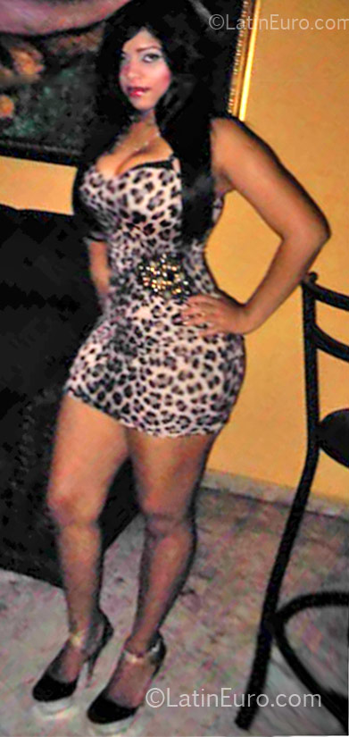 Date this voluptuous Dominican Republic girl Violeta from Santo Domingo DO11572