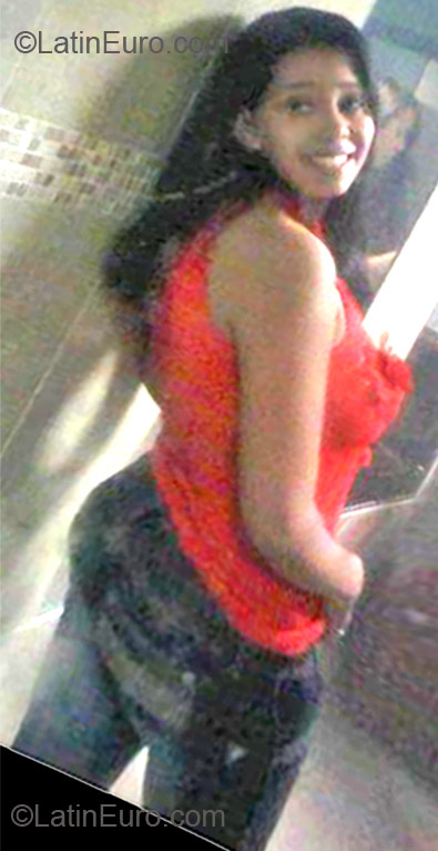Date this delightful Dominican Republic girl Indhira from Santo Domingo DO11668